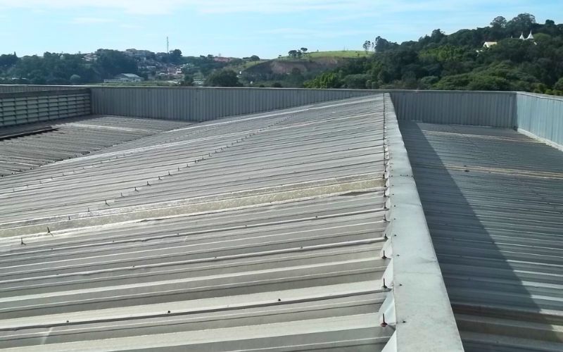 Telhado metálico de grande porte em São Paulo, com sistema de calhas para escoamento de água da chuva.